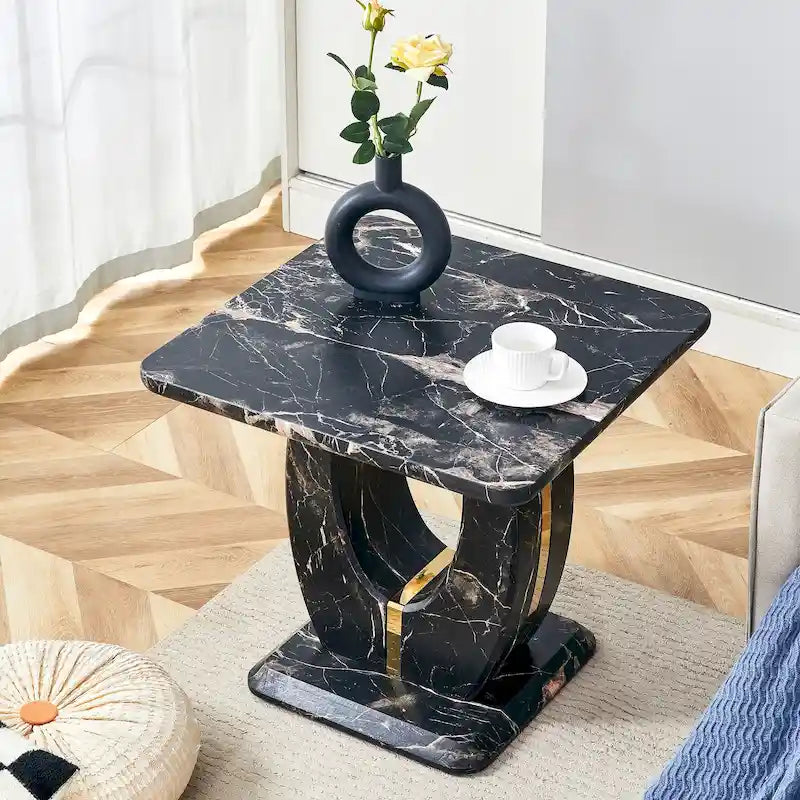 Tavolino quadrato moderno da 23,6 pollici con strisce decorative placcate in oro per soggiorno